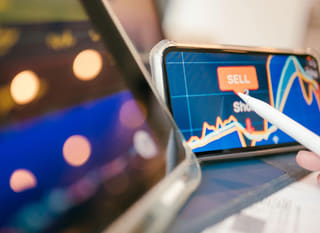 ผู้เทรดหลายตลาดกำลังวิเคราะห์ Bitcoin Ethereum และออปชั่นฟอเร็กซ์